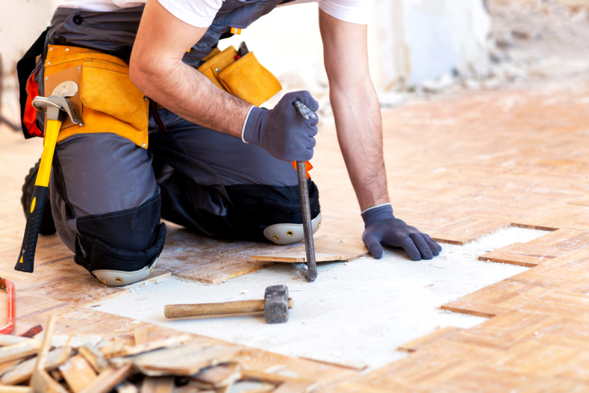 Plusieurs types de TMA sont généralement proposés par les promoteurs travaux modificatifs acquéreur – un ouvrier décolle du parquet