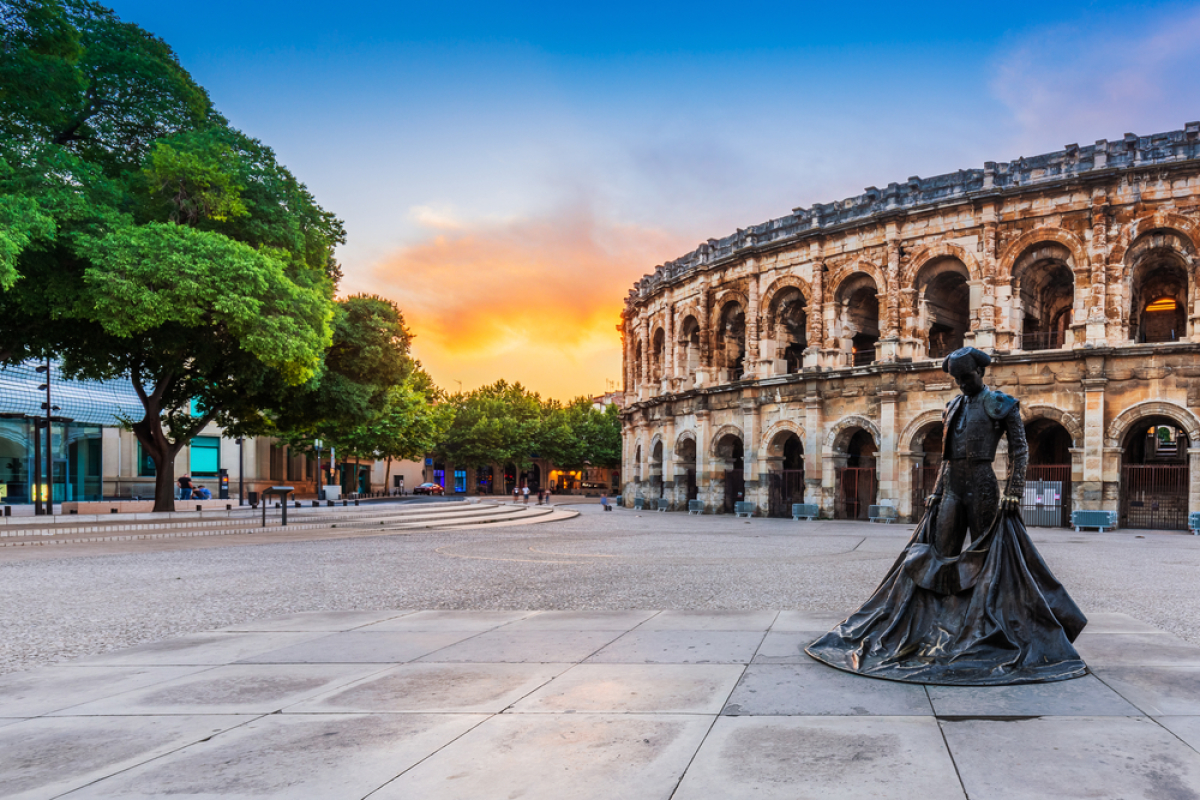 Nîmes est une ville chargée d’histoire au patrimoine incroyable vivre à Nîmes – Les arènes de Nîmes et la statue du toreador