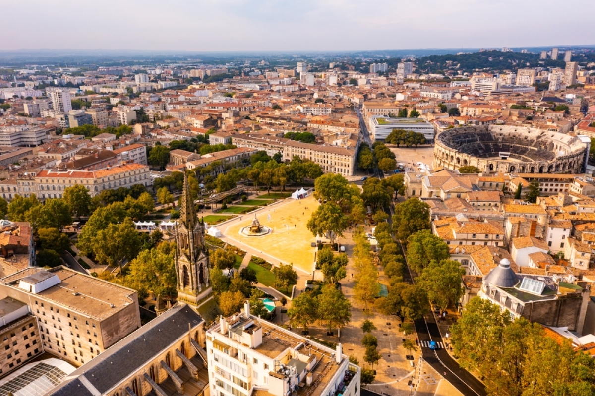 L'écusson est le centre historique de Nîmes vivre à Nîmes – Vue aérienne Nîmes sur les arènes et la fontaine Pradier