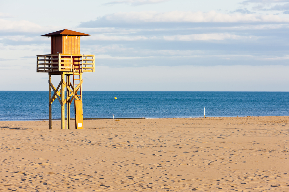 investir à Narbonne – Cabane de maître-nageur sur la plage de Narbonne