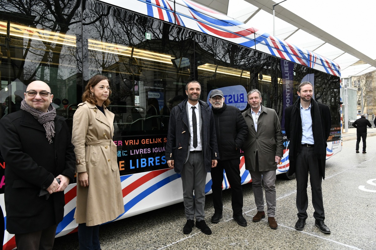 Le design du bustram a été dévoilé et la mise en service annoncée bustram montpellier inauguration et design – Michaël DELAFOSSE, Julie FRÊCHE, Renaud CALVAT, Alain LE QUERNEC, Jean-Yves KERBRAT devant le bustram